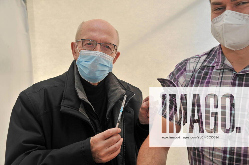 Bilder des Jahres 2021, Entertainment 12 Dezember Entertainment Themen der Woche KW50 Eine Impfaktion am Freitag (17.12.2021) in Saarlouis. Im Bild (v.l.): Reiner Calmund und Alexander Brosius.