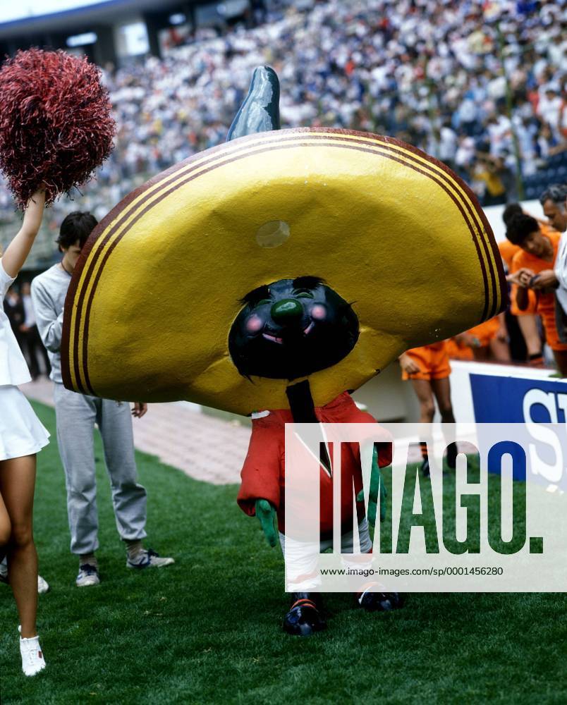Pique - das Maskottchen der Weltmeisterschaft 1986 in Mexiko Fußball WM Herren DEUTSCHSPRACHIGE SPORTZEITSCHRIFTEN UND -ZEITUNGEN NUR NACH RÜCKSPRACHE, Weltmeisterschaft 1986 Einzelbild Puebla, drei