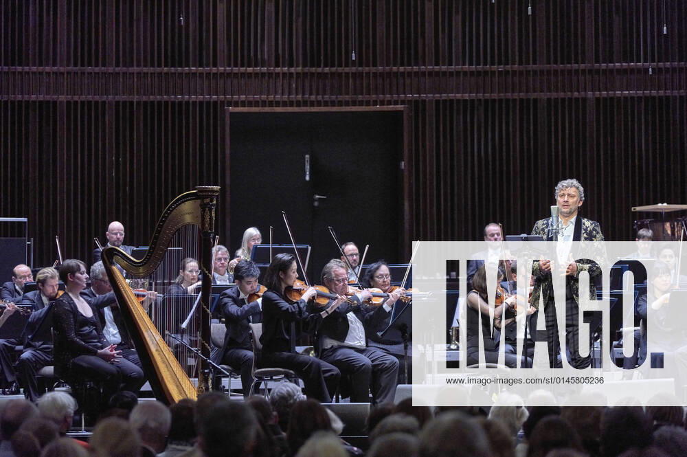 Jonas Kaufmann und die Deutsche Staatsphilharmonie Rheinland-Pfalz unter der Leitung von Jochen Rieder bei einem Weihnachtskonzert zu Jonas Kaufmanns neuer CD It s Christmas im Kuppelsaal. Hannover, 20,.11.2021