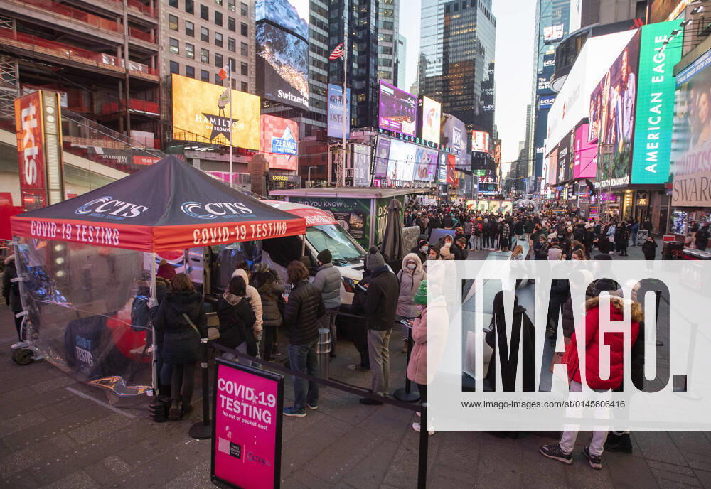 (211221) -- NEW YORK, Dec. 21, 2021 -- People wait in line for COVID-19 tests at a mobile testing site on Times Square in New York, the United States, Dec. 20, 2021. Omicron has taken the hold to become the dominant COVID-19 variant in the United States as more people are traveling and gathering for holidays. The infection cases caused by Omicron amounted to 73.2 percent of all infection cases in the week ending Dec. 18, from 12.6 percent of all infection cases in the week ending Dec. 11, according to the latest model estimates of the U.S. Centers for Disease Control and Prevention (CDC) on Monday. ) U.S.-NEW YORK-COVID-19-OMICRON WangxYing