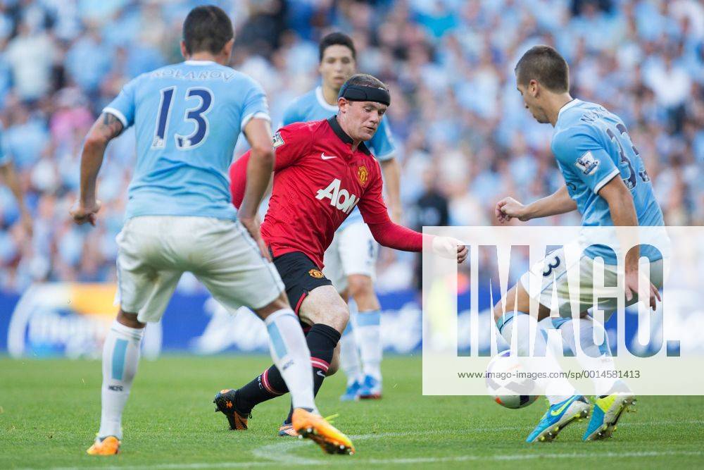Wayne Rooney of Manchester United struggles to pass the City defence - Manchester City vs Manchester United - Barclay s Premier League - Etihad Stadium - Manchester - 22 09 2013 .