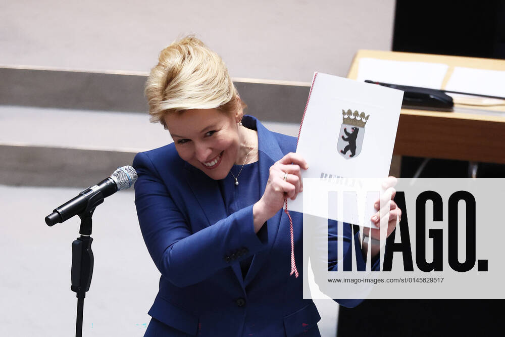Franziska Giffey mit der Urkunde nach der Wahl zur neuen Regierenden Buergermeisterin im Abgeordnetenhaus in Berlin am 21. Dezember 2021. Wahl der Regierenden Buergermeisterin von Berlin