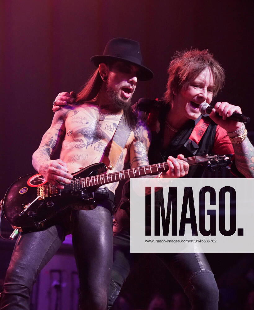 Bilder des Jahres 2021, Entertainment 12 Dezember Entertainment Themen der Woche KW51 December 21, 2021, Hollywood, CA, USA: Musicians - DAVID NAVARRO and BILLY MORRISON together on stage at the 3rd Annual Above Ground Benefit Concert. Guitarists Dave Navarro (Janeâ€⠢s Addiction) and Billy Morrison (Billy Idol) and an all-star band headlined their third â€oeABOVE GROUND†benefit concert on December 20, 2021, at The Fonda Theatre, Hollywood, CA. After sitting out 2020 because of Covid, Navarro and Morrison were joined by a diverse group of special guests including Perry Farrell, Etty Lau Farrell, Corey Taylor, Mark McGrath, Steve Stevens, Franky Perez, Anthony Keidis (Red Hot Chile Peppers), Dexter Holland, and more..As with previous successful events in 2018 and 2019, this immersive evening of art and music - ZUMAmt3_ 20211221_zaf_mt3_001