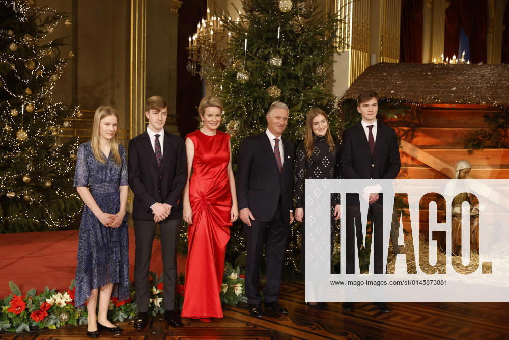 L-R, Princess Eleonore, Prince Emmanuel, Queen Mathilde of Belgium, King Philippe - Filip of Belgium, Crown Princess Elisabeth and Prince Gabriel pose for the yearly family photo before a Christmas tree, taken at the occasion of the Christmas concert, in the Throne Room (Salle du Trone - Troonzaal) at the Royal Palace in Brussels, Tuesday 21 December 2021. JAMESxARTHURxGEKIERE 3160676