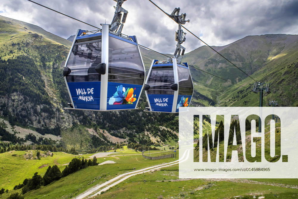 IMAGO Creative: Sommer, In den Bergen Cable car or gondola in Nuria Sanctuary in summer Ripolles, Girona Catalonia Spain, Pyrenees Girona Spain