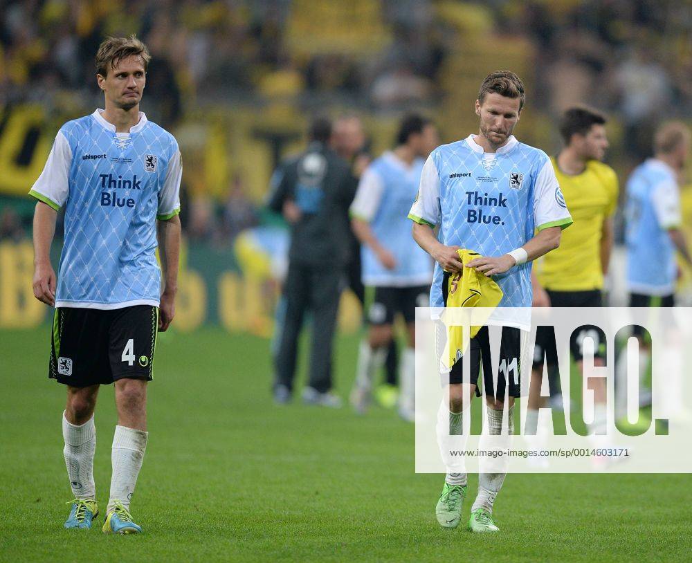 FUSSBALL DFB POKAL 1. RUNDE SAISON 2013 2014 TSV 1860 Muenchen - Borussia Dortmund 24.09.2013 Enttäuschung 1860 Muenchen: Kai Bülow (li) und Benjamin Lauth