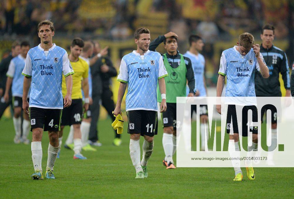 FUSSBALL DFB POKAL 1. RUNDE SAISON 2013 2014 TSV 1860 Muenchen - Borussia Dortmund 24.09.2013 Enttäuschung 1860 Muenchen: Kai Bülow, Benjamin Lauth und Marin Tomasov v.li.