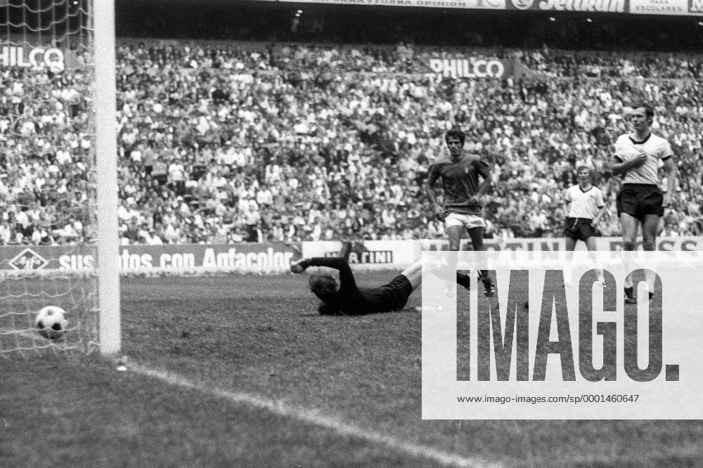 Gianni Rivera (Mitte) überwindet Torwart Sepp Maier (li) zum 4:3 Endstand für die Italiener. Franz Beckenbauer (beide BR Deutschland) kommt zu spät und kann nicht mehr eingreifen Fußball WM Herren Weltmeisterschaft 1970, Länderspiel, Halbfinale, Nationalmannschaft, Nationalteam, Nationaltrikot Gruppe Mexico City Dynamik,