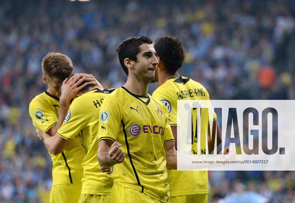 FUSSBALL DFB POKAL 2. RUNDE SAISON 2013 2014 TSV 1860 München - Borussia Dortmund 24.09.2013 JUBEL Dortmund; Torschütze zum 0-2 Henrikh Mkhitaryan (Mitte)