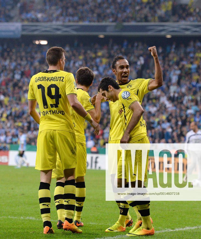 FUSSBALL DFB POKAL 2. RUNDE SAISON 2013 2014 TSV 1860 München - Borussia Dortmund 24.09.2013 JUBEL Dortmund; Kevin Grosskreutz. Jonas Hofmann, Torschütze zum 0-2 Henrikh Mkhitaryan und Pierre-Emerick Aubameyang (v.li.)