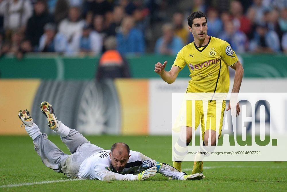FUSSBALL DFB POKAL 2. RUNDE SAISON 2013 2014 TSV 1860 München - Borussia Dortmund 24.09.2013 Henrikh Mkhitaryan (Borussia Dortmund) erzielt hier das Tor zum 0-2, Torwart Gabor Kiraly (1860 München) kommt zu Spät.