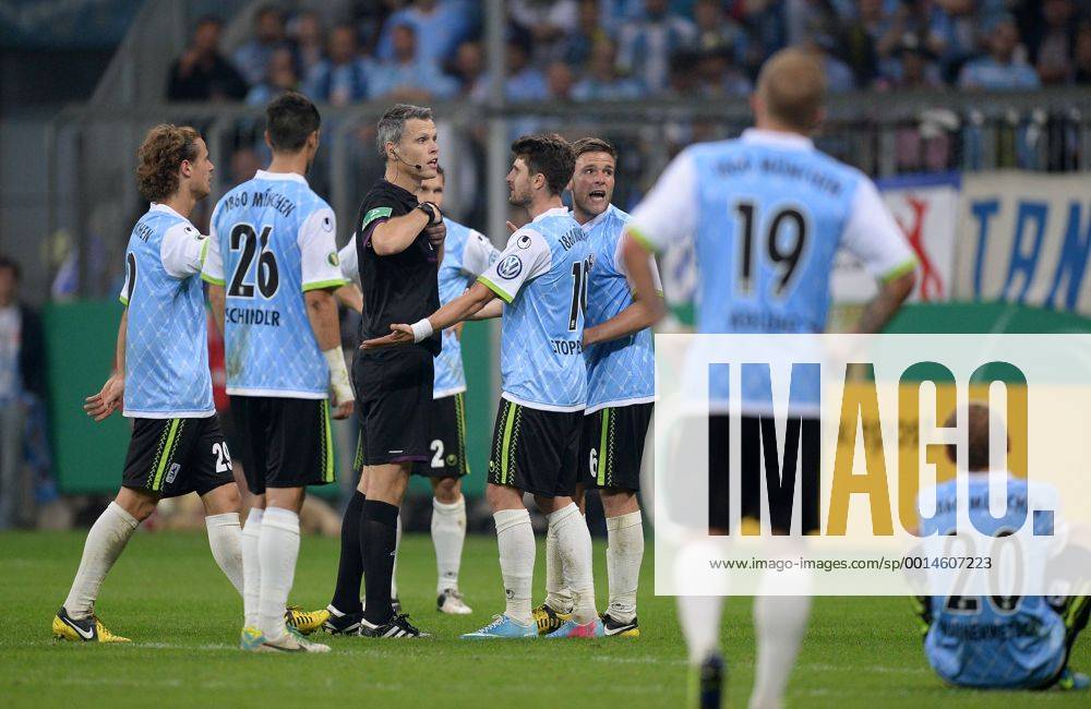 FUSSBALL DFB POKAL 2. RUNDE SAISON 2013 2014 TSV 1860 München - Borussia Dortmund 24.09.2013 Schiedsrichter Michael Weiner umringt von 1860 Spielern; Yannick Stark, Christopher Schindler, Moritz Stoppelkamp, Dominik Stahl (v.li.) Weiner zeigt hier Dominik Stahl (Bild Mitte) die Rote Karte nach eine Foul.