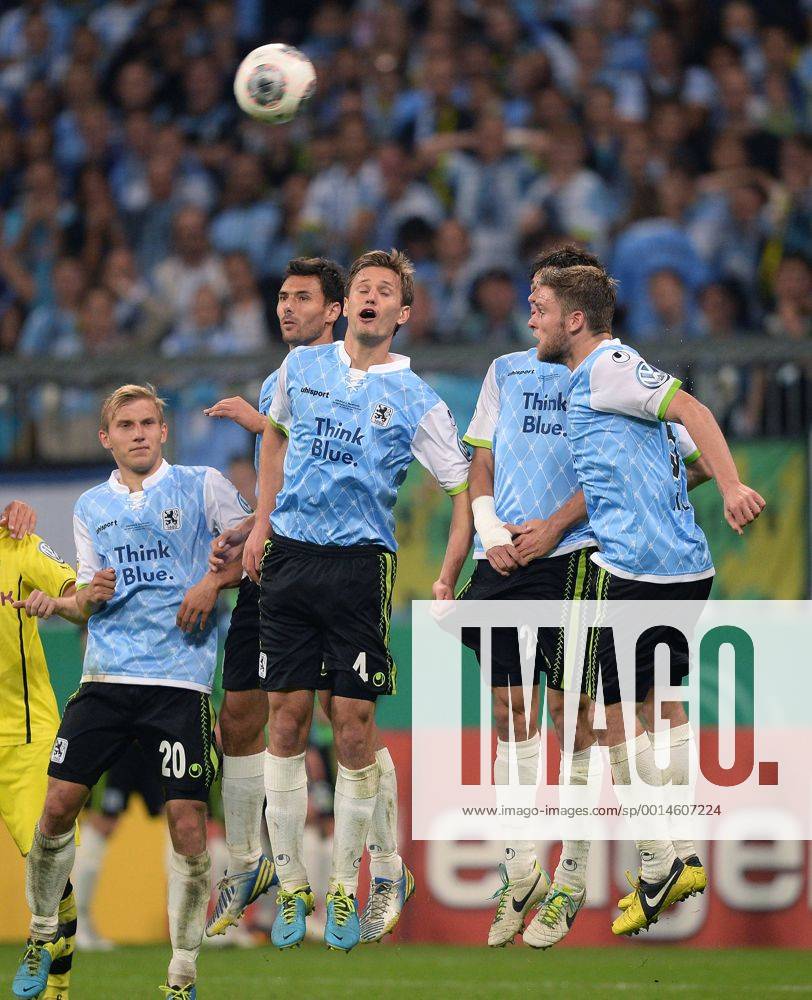 FUSSBALL DFB POKAL 2. RUNDE SAISON 2013 2014 TSV 1860 München - Borussia Dortmund 24.09.2013 Mauer 1860 München; Dominik Stahl, Christopher Schindler, Kai Bülow, Grzegorz Wojtkowiak, Stefan Wannenwetsch (v. re.)