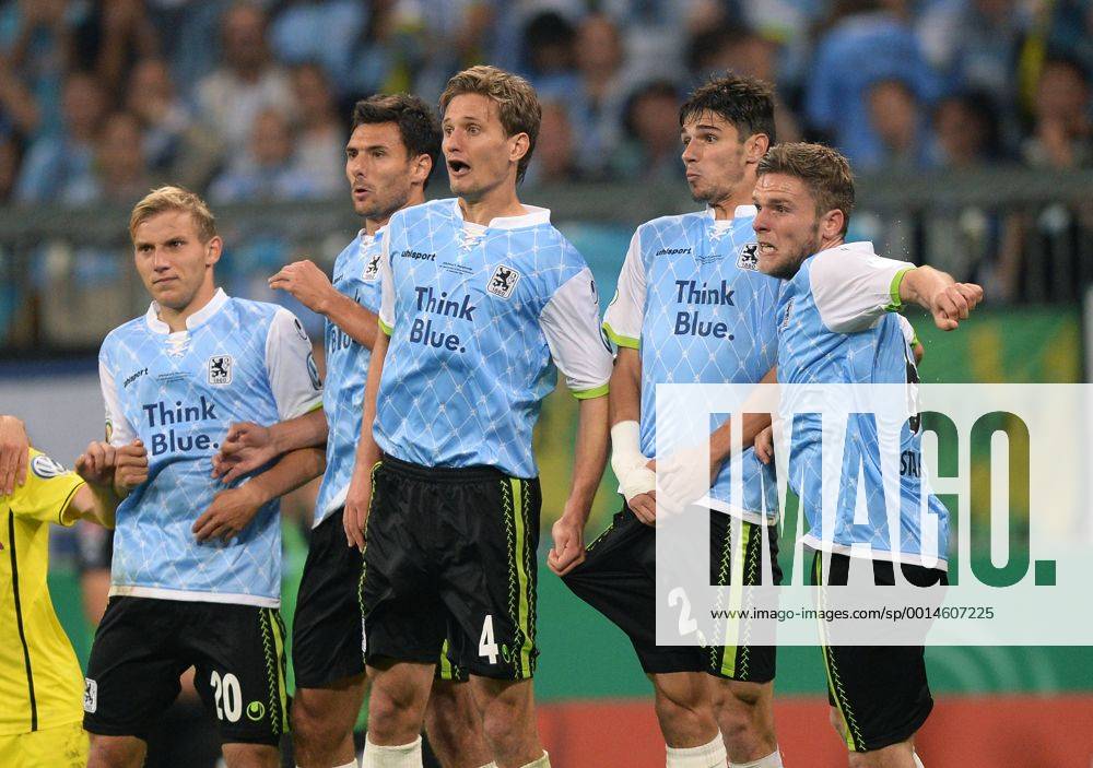 FUSSBALL DFB POKAL 2. RUNDE SAISON 2013 2014 TSV 1860 München - Borussia Dortmund 24.09.2013 Mauer 1860 München; Dominik Stahl, Christopher Schindler, Kai Bülow, Grzegorz Wojtkowiak, Stefan Wannenwetsch (v. re.)