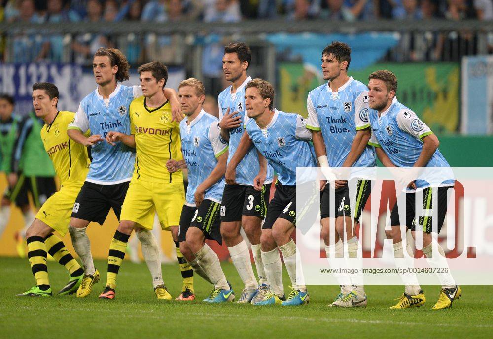 FUSSBALL DFB POKAL 2. RUNDE SAISON 2013 2014 TSV 1860 München - Borussia Dortmund 24.09.2013 Mauer 1860 München; Dominik Stahl, Christopher Schindler, Kai Bülow, Grzegorz Wojtkowiak, Stefan Wannenwetsch, Jonas Hofmann (Borussia Dortmund), Yannick Stark (1860 München) und Robert Lewandowski (v.re, Borussia Dortmund)