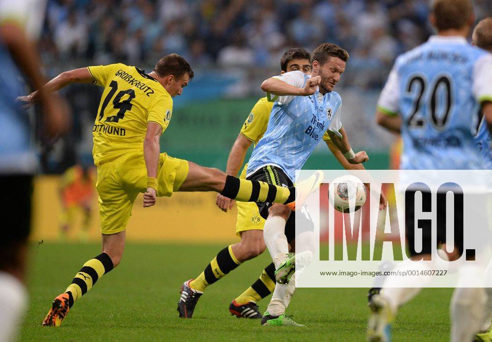 FUSSBALL DFB POKAL 2. RUNDE SAISON 2013 2014 TSV 1860 München - Borussia Dortmund 24.09.2013 Benjamin Lauth (Mitte, 1860 München) gegen Kevin Grosskreutz (li, Borussia Dortmund)