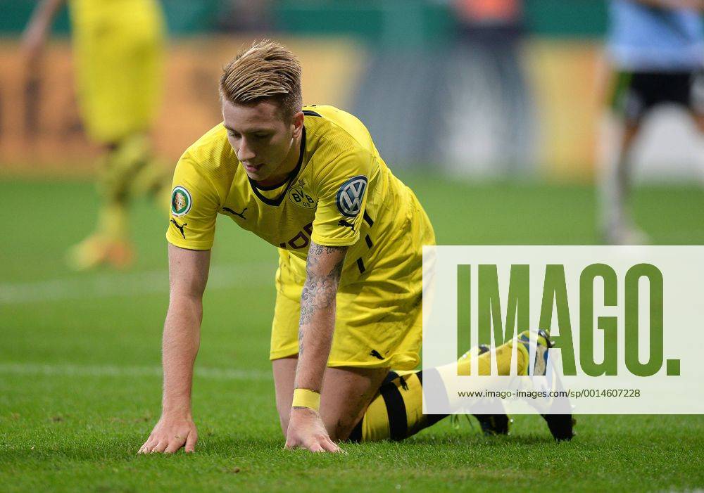 FUSSBALL DFB POKAL 2. RUNDE SAISON 2013 2014 TSV 1860 München - Borussia Dortmund 24.09.2013 Marco Reus (Borussia Dortmund) am Boden