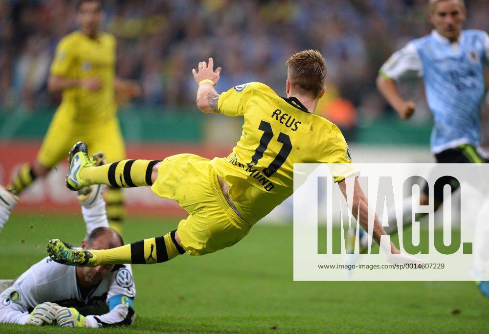 FUSSBALL DFB POKAL 2. RUNDE SAISON 2013 2014 TSV 1860 München - Borussia Dortmund 24.09.2013 Elfmeter oder nicht; Marco Reus (Mitte, Borussia Dortmund) gegen Torwart Gabor Kiraly (Boden, 1860 München)