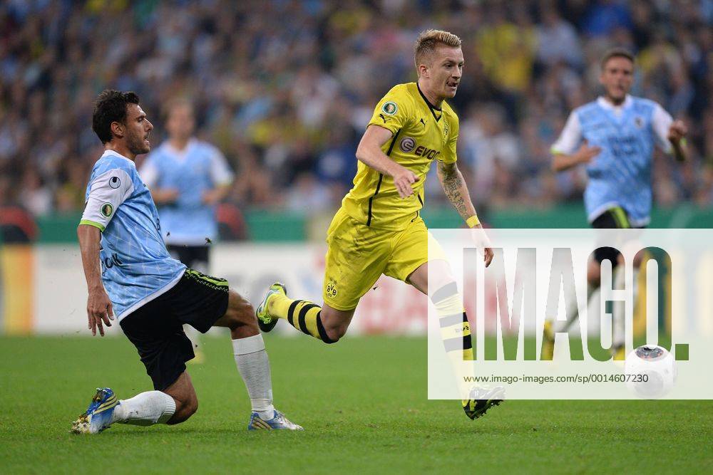 FUSSBALL DFB POKAL 2. RUNDE SAISON 2013 2014 TSV 1860 München - Borussia Dortmund 24.09.2013 Grzegorz Wojtkowiak (li, 1860 München) gegen Marco Reus (Borussia Dortmund)