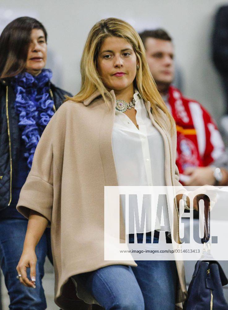 Karla, Ehefrau von Claudio PIZARRO FCB Nr. 14, Kleidung, Mode, Stil, Portrait, Porträt FC BAYERN MUENCHEN - HANNOVER 96 (4-1) Fussball DFB-Pokal, Muenchen am 25.09.2013 2.Runde, Saison1314, Saison 2013 2014, FCB, München, HAN