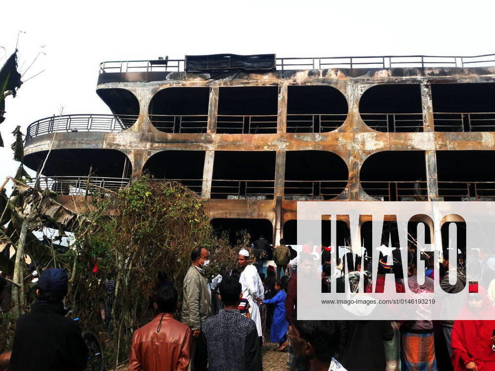 Bilder des Jahres 2021, News 12 Dezember December 24, 2021 - Dhaka, Bangladesh - At least 40 people died when a packed launch caught fire on the Sugandha River in the southern district of Jhalakathi early on Friday. Officials said the death toll is likely to rise as many passengers sustained burn injuries when a fire swept through the Barguna-bound Obhijan after midnight. Dhaka Bangladesh - ZUMAr336 20211224_ssz_r336_194