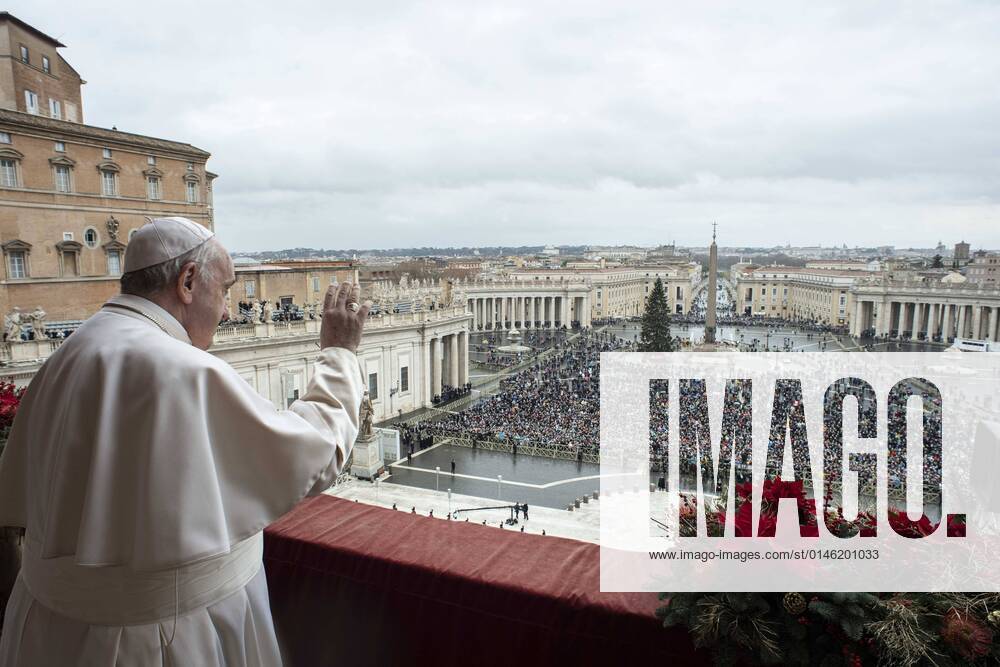 Italy, Rome, Vatican, 2021 12 25. Pope Francis waves to the gathered faithful following his Christmas Urbi et Orbi blessing in St. Peter s Square at The Vatican. Photograph by Vatican Media Catholic Press Photo . RESTRICTED TO EDITORIAL USE - NO MARKETING - NO ADVERTISING CAMPAIGNS.