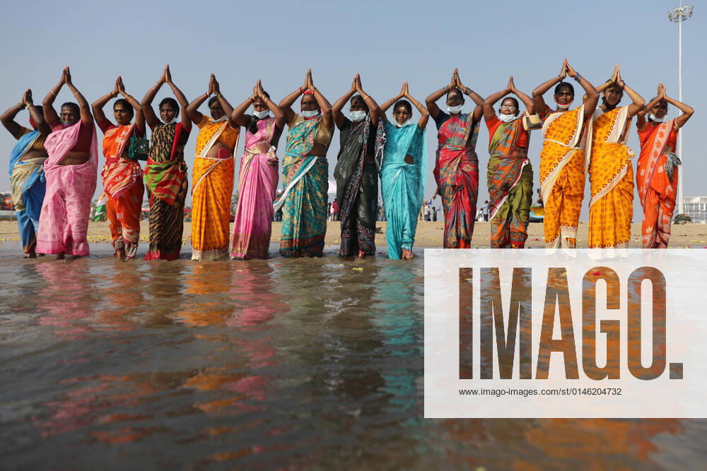 Women perform special prayers during a prayer ceremony to pay homage to the victims of the 2004 Tsunami on the 17th anniversary of the disaster in Chennai. Chennai India - ZUMAl172 20211226_zip_l172_008