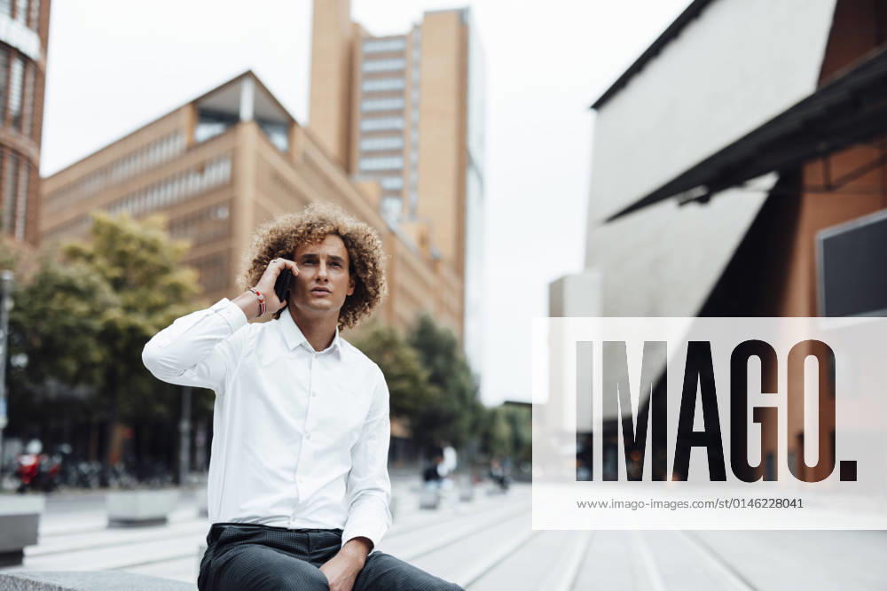 IMAGO Creative: Menschen in Berlin Businessman talking on mobile phone in city model released, GUSF06692