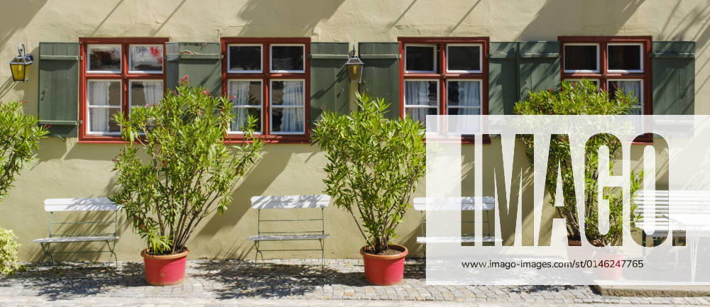 Hausfassade mit Pflanzen und Stühlen, Dinkelsbühl, Mittelfranken, Bayern, Deutschland