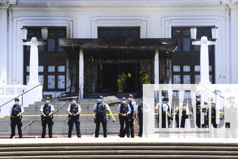 CANBERRA OLD PARLIAMENT HOUSE FIRE, Police officers stand guard outside the fire damaged entrance to Old Parliament House in Canberra, Thursday, December 30, 2021. ( NO ARCHIVING, , NO USE IN BOOKS WITHOUT CONSENT CANBERRA ACT AUSTRALIA