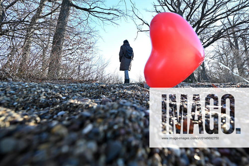 Liebeskummer. Der weggeworfene Herzluftballon. Feldwies Bayern Deutschland