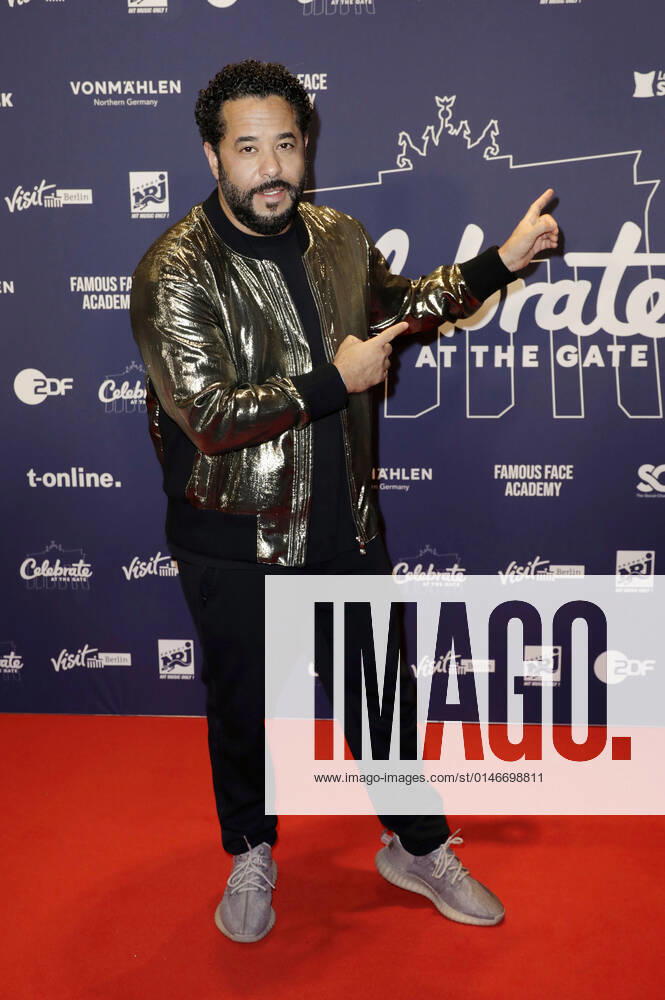 Adel Tawil in der Silvestershow Celebrate at the Gate - Willkommen 2022 am Brandenburger Tor. Berlin