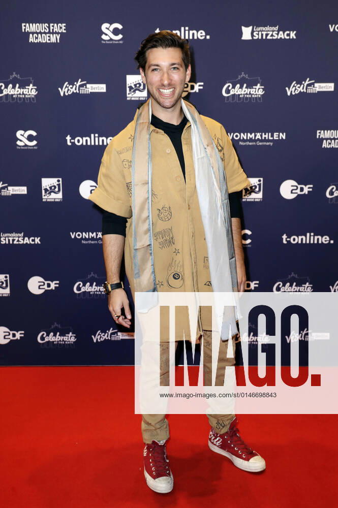 Justin Jesso in der Silvestershow Celebrate at the Gate - Willkommen 2022 am Brandenburger Tor. Berlin