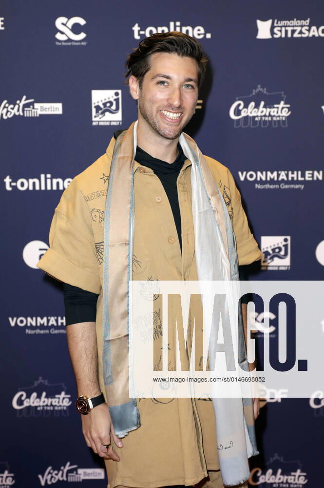 Justin Jesso in der Silvestershow Celebrate at the Gate - Willkommen 2022 am Brandenburger Tor. Berlin