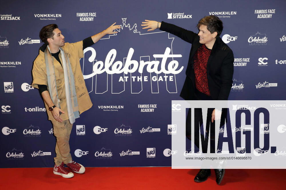 Justin Jesso und Michael Patrick Kelly in der Silvestershow Celebrate at the Gate - Willkommen 2022 am Brandenburger Tor. Berlin