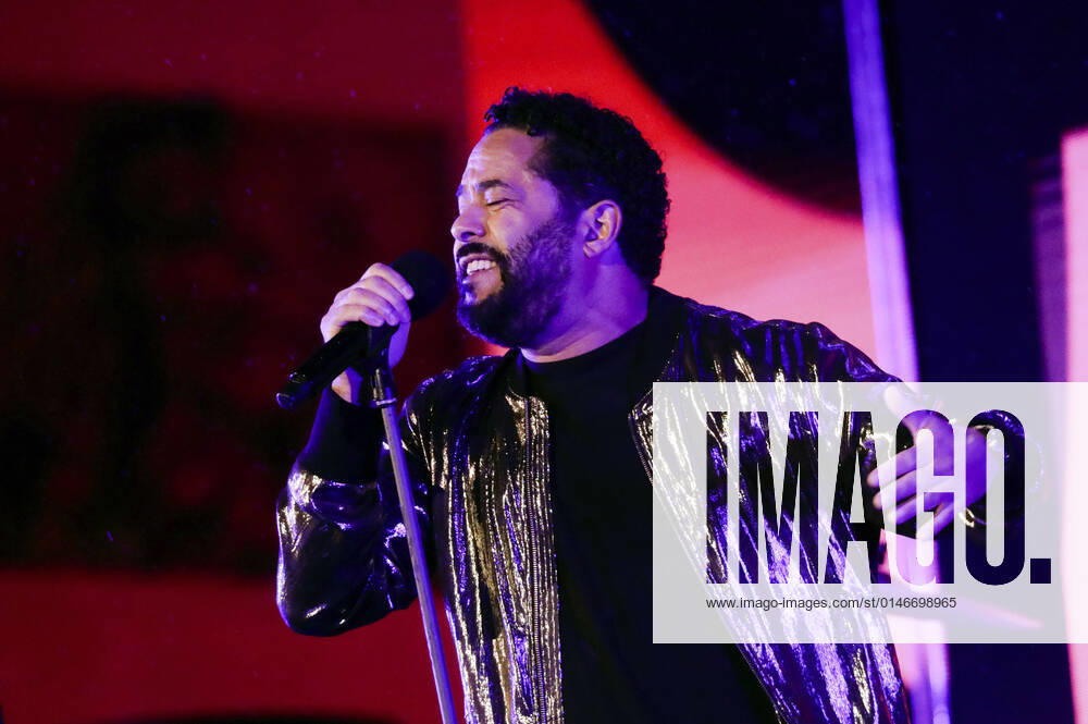 Adel Tawil in der Silvestershow Celebrate at the Gate - Willkommen 2022 am Brandenburger Tor. Berlin