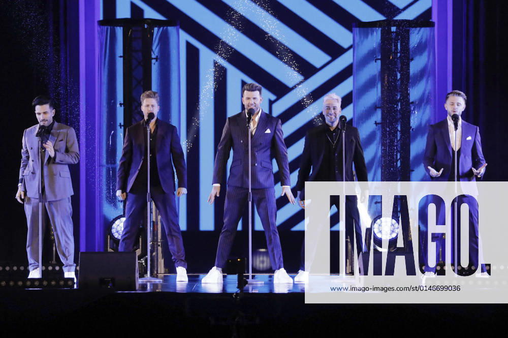 Marc Terenzi, Joel de Tombe, Jay Khan, David Lei Brandt und Sven Light von Team 5ünf in der Silvestershow Celebrate at the Gate - Willkommen 2022 am Brandenburger Tor. Berlin