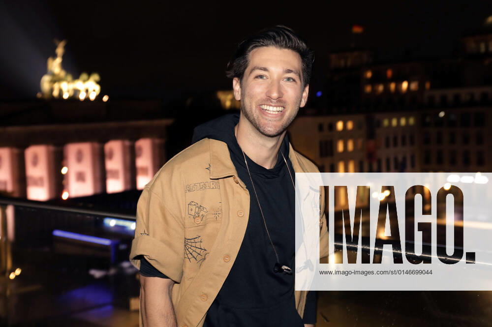 Justin Jesso in der Silvestershow Celebrate at the Gate - Willkommen 2022 am Brandenburger Tor. Berlin