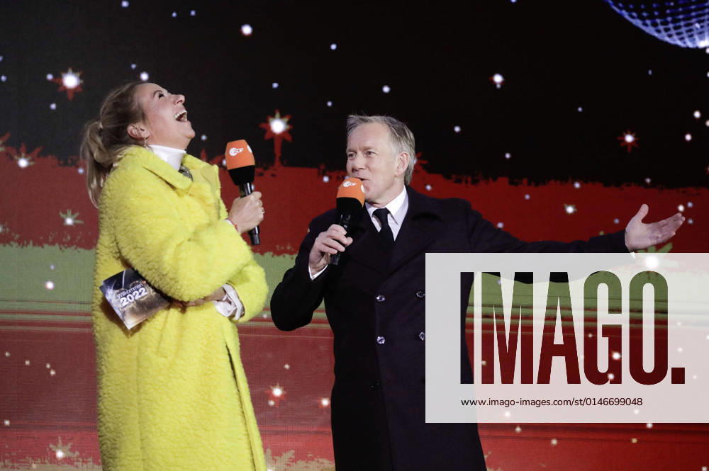 Andrea Kiewel und Johannes B. Kerner in der Silvestershow Celebrate at the Gate - Willkommen 2022 am Brandenburger Tor. Berlin