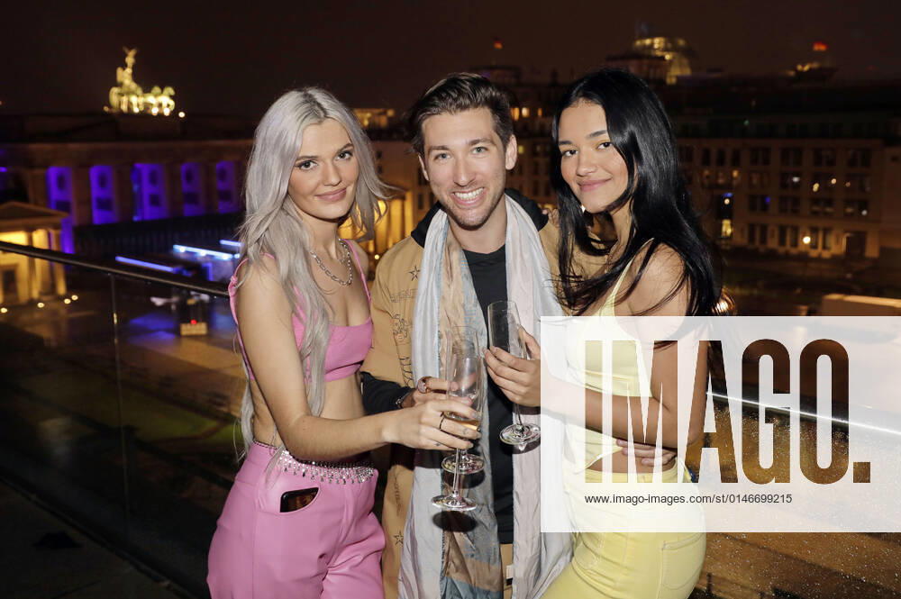Justin Jesso und Venus in der Silvestershow Celebrate at the Gate - Willkommen 2022 am Brandenburger Tor. Berlin