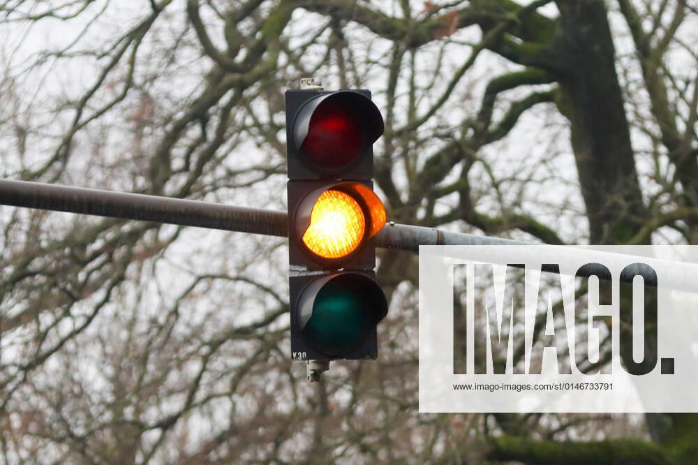 Gelbes Licht einer Ampel Henstedt-Ulzburg Schleswig-Holstein Deutschland