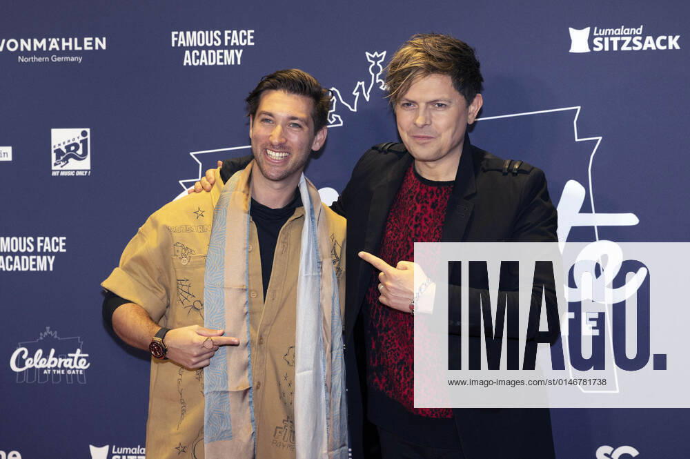 Justin Jesso und Michael Patrick Kelly in der Silvestershow Celebrate at the Gate - Willkommen 2022 am Brandenburger Tor. Berlin