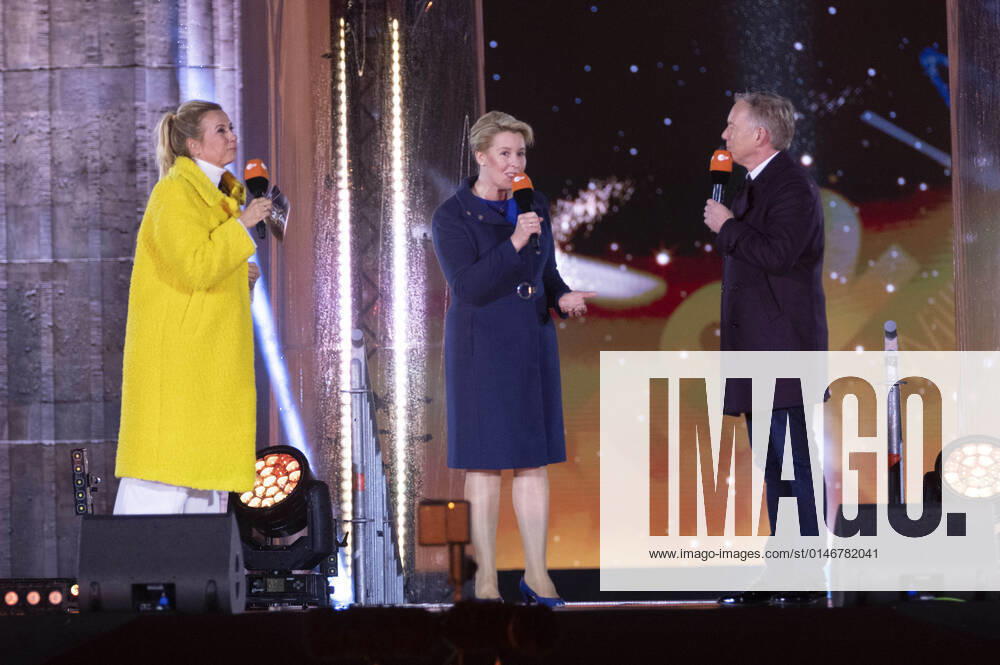 Andrea Kiewel, Franziska Giffey und Johannes B. Kerner in der Silvestershow Celebrate at the Gate - Willkommen 2022 am Brandenburger Tor. Berlin