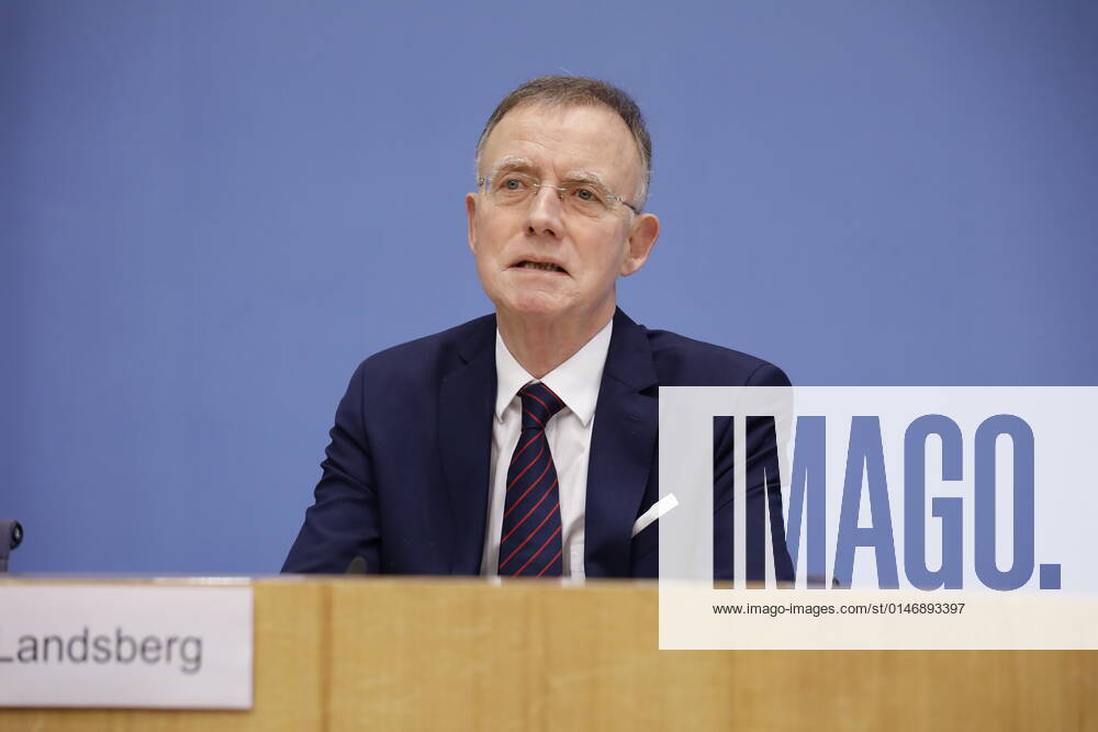 Dr. Gerd Landsberg, Geschäftsführendes Präsidialmitglied, Deutschland, Berlin, Bundespressekonferenz, Thema: Rückblick 2021 Ausblick 2022 des Deutschen Städte- und Gemeindebundes (DStGB)