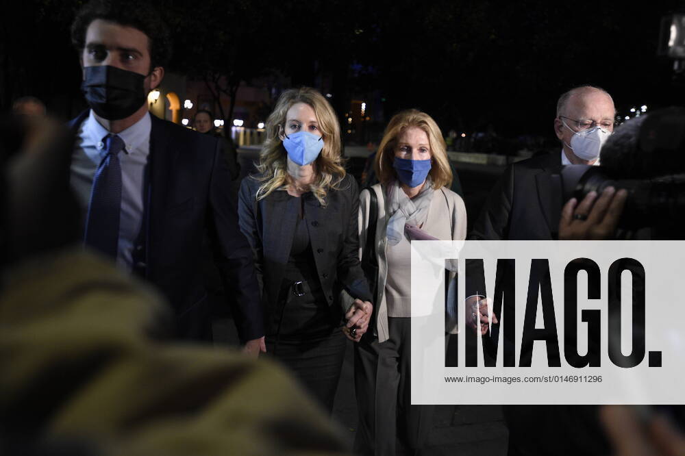 USA, Prozess gegen Theranos-Gründerin Elizabeth Holmes in San Jose January 3, 2022, San Jose, California, USA: San Jose, California, U.S. - Holmes and her family eventually left the courthouse by the side door and made their way the block and a half to the hotel they have been staying in during the trial. San Jose USA - ZUMAw332 20220103_zap_w332_008