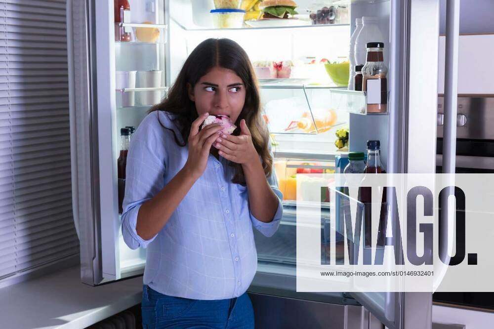 Close-up Of A Woman Eating Slice Of Cake model released, Symbolfoto, 24.09.2021,