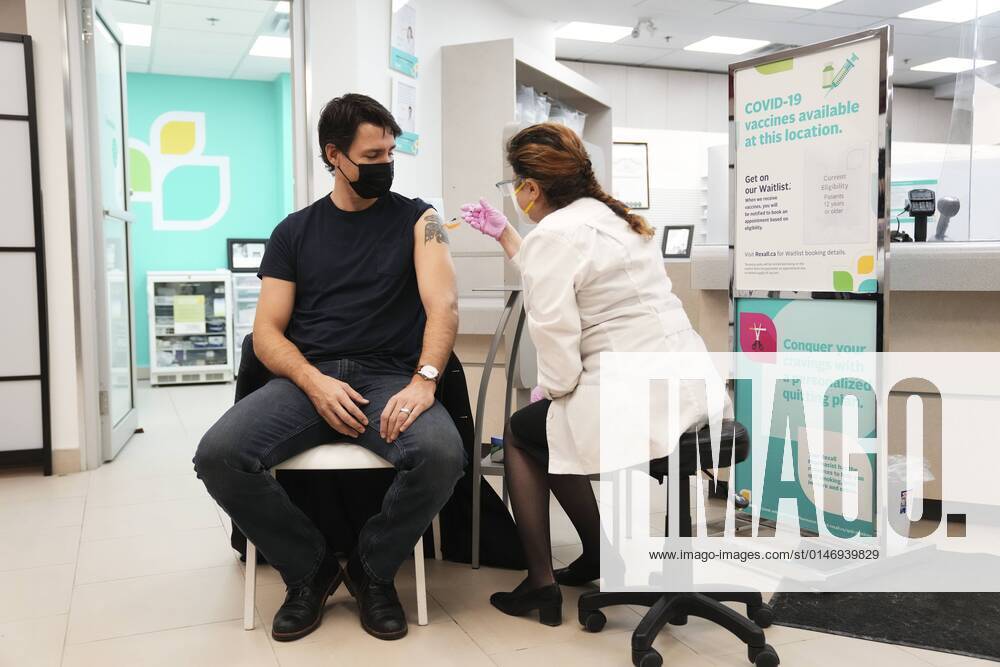 Prime Minister Justin Trudeau receives his COVID-19 vaccine booster shot at a pharmacy in Ottawa on Tuesday, Jan. 4, 2022. Ottawa Canada - ZUMAc35_ 20220104_zaf_c35_001