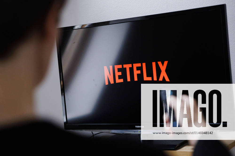 Symbolfoto: Das Logo des Streaming Dienstes Netflix ist auf einem Fernseher zu sehen. Berlin, 05.01.2022 Berlin Deutschland