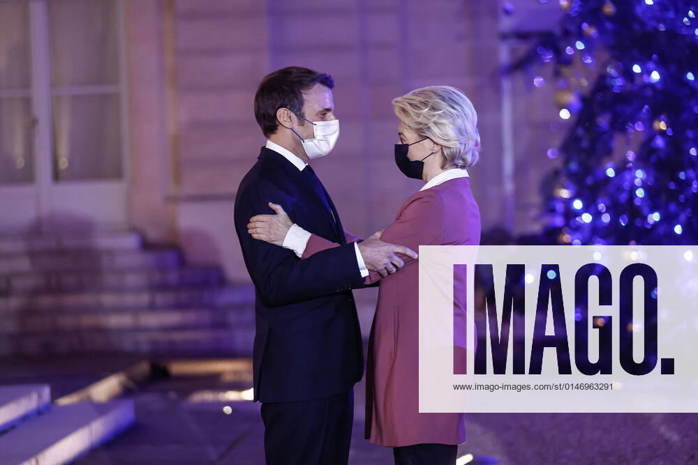 Frankreich, Emmanuel Macron empfängt Ursula Von der Leyen in Paris Emmanuel Macron, President de la Republique Francaise et Ursula Von der Leyen, Presidente de la Commission europeenne NEWS : Diner de travail avec les membres de la Commission europeenne au Palais de l Elysee a Paris - 06 01 2022 AurelienMorissard Panoramic