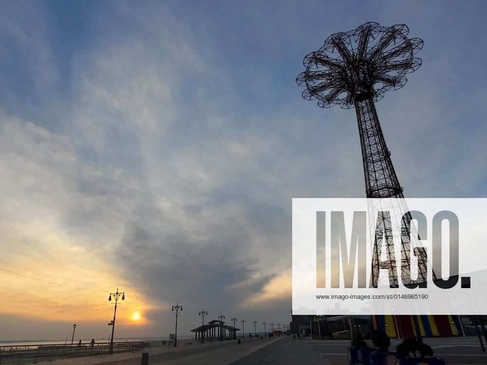 January 4, 2022 New York , Coney Island Sunset. Coney Island Parachute Jump New York USA - ZUMAct2_ 20220106_zaf_ct2_001